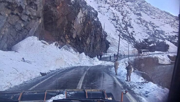 Şırnak yoluna çığ düştü, karla kaplı yollar açıldı