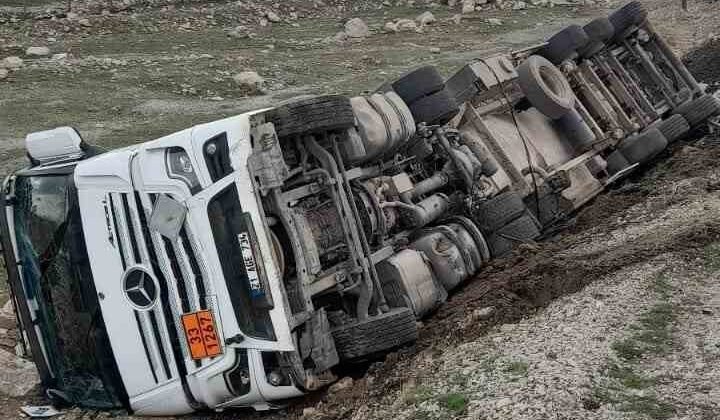 Şırnak’ta atık su tankeri devrildi, sürücü yaralandı