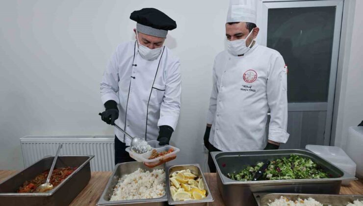 Sivas Belediyesi her gün 400 ihtiyaçlı ailenin iftar sofrasını kuruyor