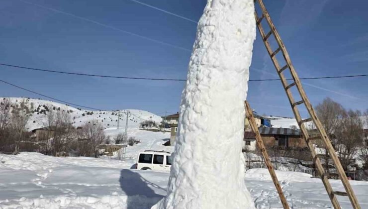 Sivas’ta 8 metre uzunluğundaki kardan adam kuleyi andırdı