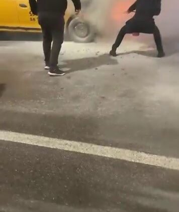 Sivas’ta seyir halindeki taksi alevlere teslim oldu