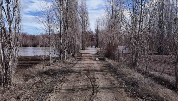 Sivas’ta yağan kar eridi, köy yolu tamamen su altında kaldı