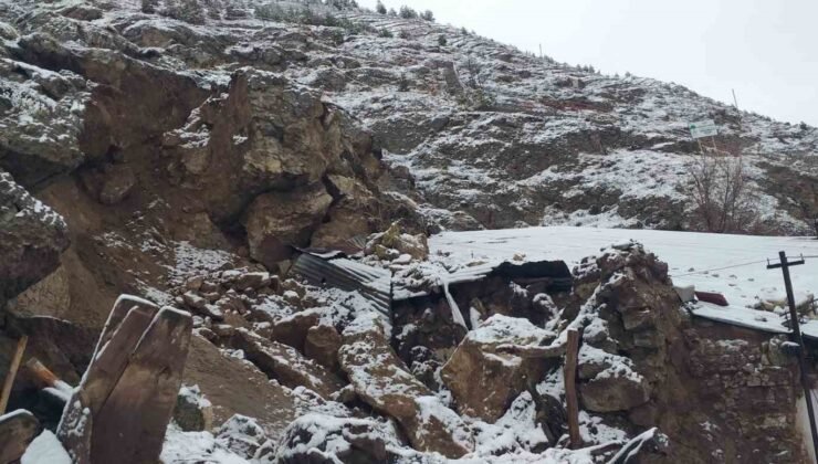Sivas’ta yamaçtan kopan kayalar tehlike saçtı