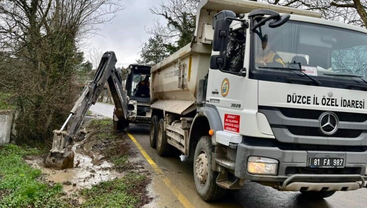 Soğukpınar Köyü’nde kanal temizliği çalışmaları sürüyor