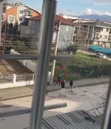 Sokak ortasında havaya ateş eden çocuk kamerada