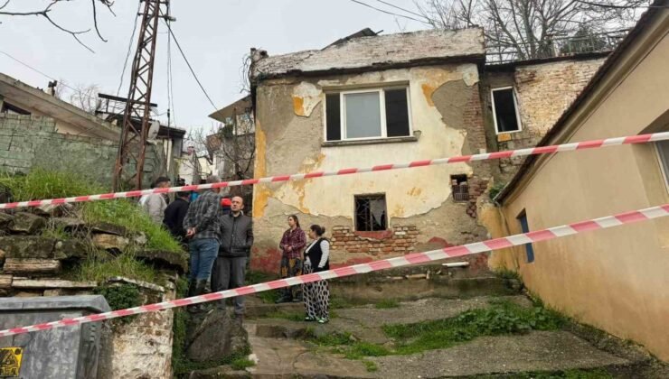 Söke’de yağmurun yumuşattığı evin duvarı çöktü