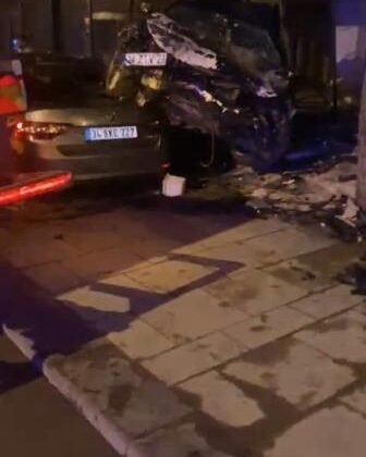 Sultanbeyli’de otomobil araçların üstünden uçup iş yerine girdi: Kaçan sürücü yakalandı