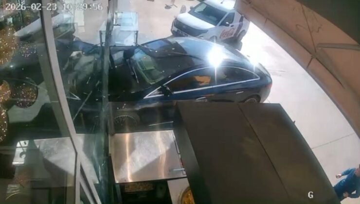 Sürücüsünün kontrolünü kaybettiği otomobilin pastaneye girdiği an kameraya yansıdı