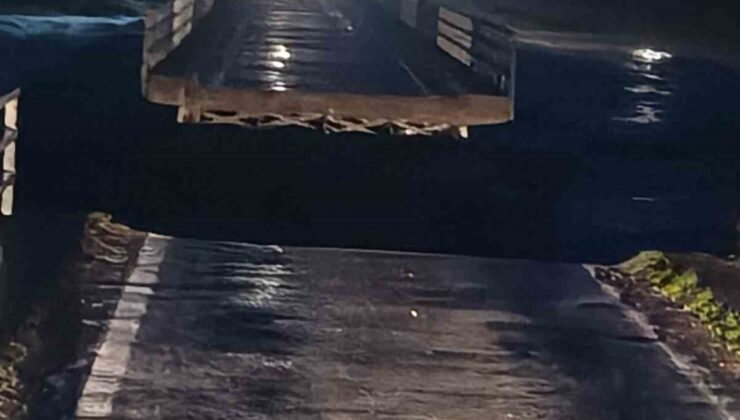 Susurluk’ta selde köprü ortadan ikiye ayrıldı