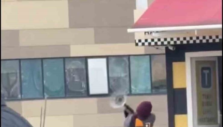 Taksi bulamayınca durağı böyle dağıttı, görenler şoka girdi