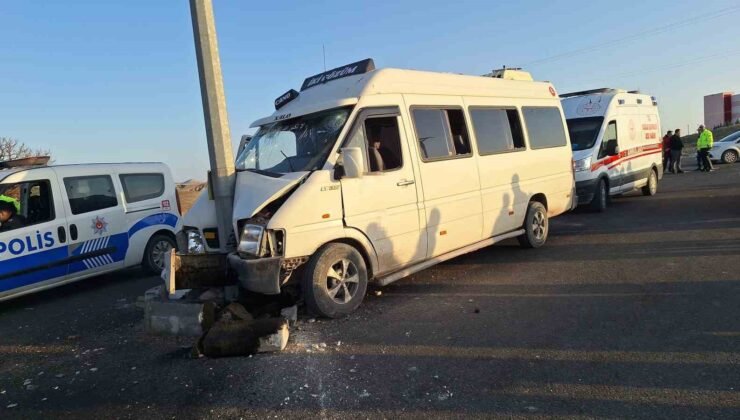 Tarım işçilerini taşıyan minibüs direğe çarptı: 15 yaralı