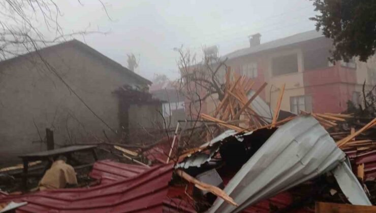 Tarsus’ta yağmur ve fırtına hayatı olumsuz etkiledi