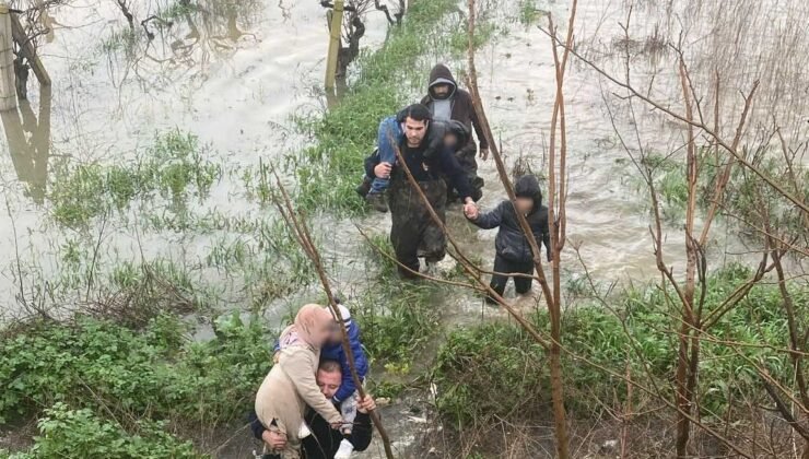 Taşkın sebebiyle mahsur kalan aile kurtarıldı