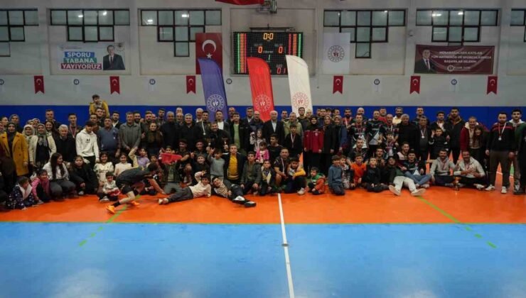 Tavas’ta mahalleler kozlarını sahada paylaştı