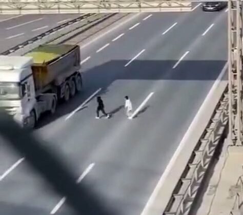 TEM Otoyolu’nda çocukların tehlikeli yolculuğu kamerada