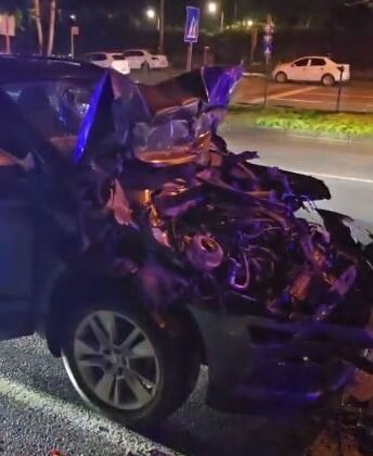 Temizlik aracına çarpan otomobil hurdaya döndü