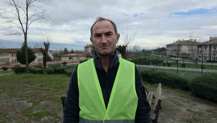 Temizlik işçisi, çalılıklar arasında bulduğu Türk bayrağını yerde bırakmadı