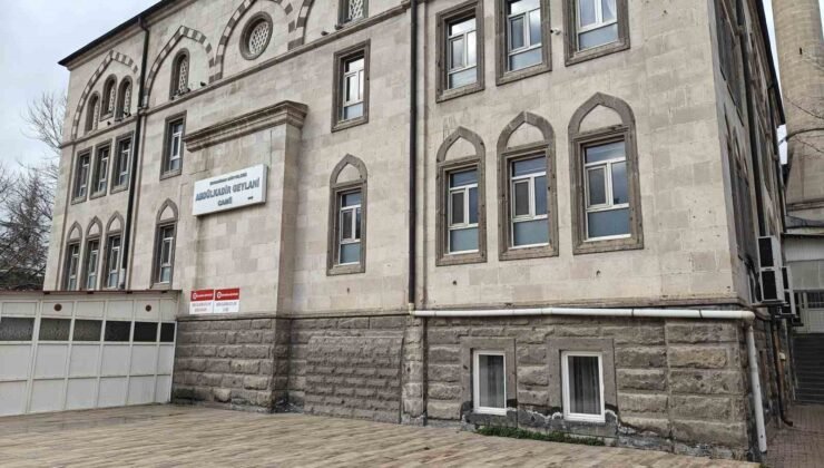 Teravih namazında camiye torpil attı