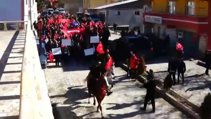 Tercan’da Kaymakam Duman’a şemsiye tartışması sonrası destek yürüyüşü