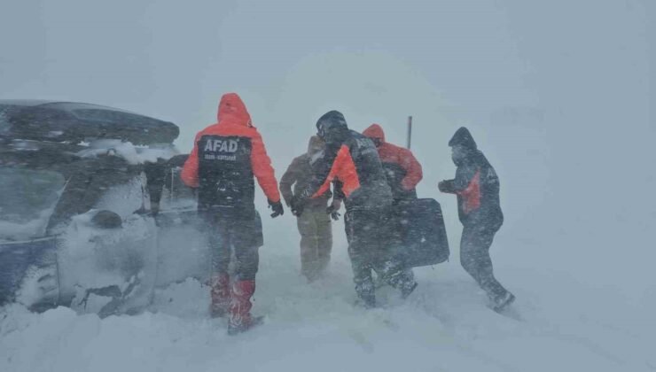 Tipide araçlarıyla mahsur kalan vatandaşları AFAD ekipleri kurtardı