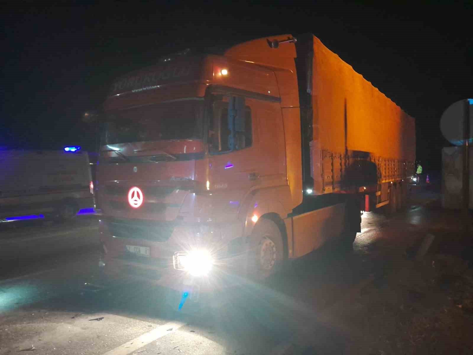 Tır ile ticari taksi çarpıştı: 1 yaralı