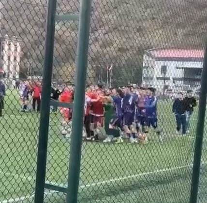 Tokat’ta amatör maçta saha karıştı