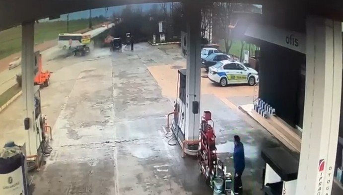Tokat’ta öğrenci servisinin devrilme anı kamerada
