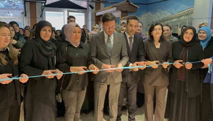 Toktalı kadınların elinde şekillenen çiniler görücüye çıktı