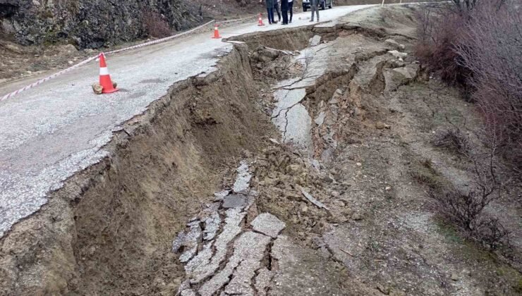 Toprak kaymasının yaşandığı yolda zemin güçlendirme çalışmaları başladı