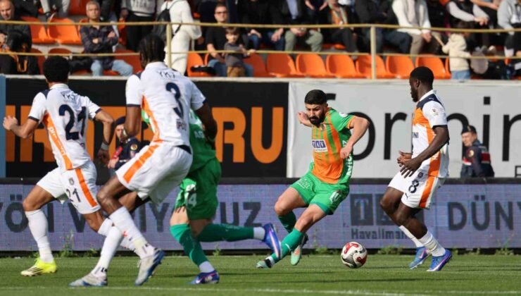 Trendyol Süper Lig: Corendon Alanyaspor: 0 – RAMS Başakşehir: 2 (İlk yarı)