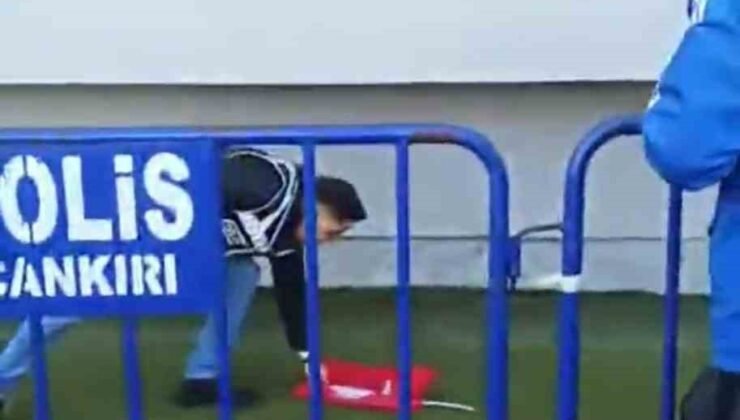 Türk polisinin bayrak sevdası: Tartışma sırasında düşen bayrağı kaldırdı