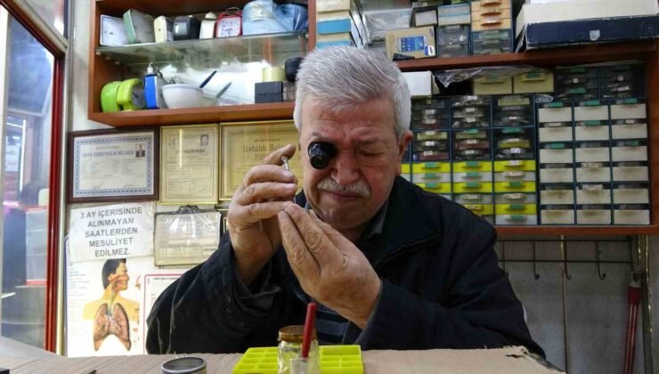 Üç metrekarelik dükkanda 60 yıldır zamana ince ayar veriyor