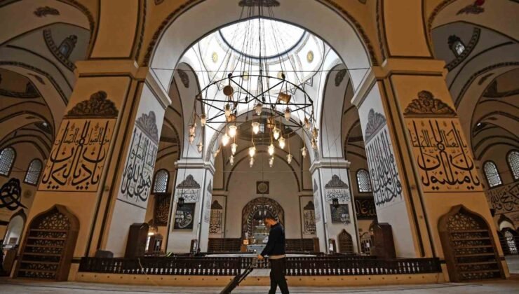 Ulu Cami, teravihlere hazır