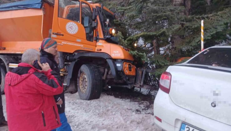 Uludağ yolunda kar küreme aracı otomobille çarpıştı: 2 yaralı