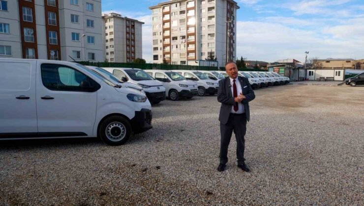 Uşak Belediyesi 14 tane yeni hizmet aracını bünyesine katarak araç filosunu genişletti