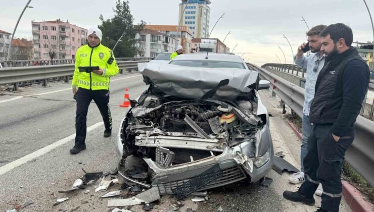 Uşak’ta 3 otomobil çarpıştı: 4 yaralı