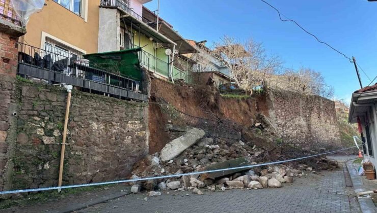 Uşak’ta yağış sonrası istinat duvarı çöktü, toprak kayması yaşandı: 3 ev tahliye edildi