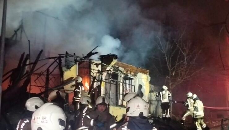 Üsküdar’da iki katlı metruk bina alev alev yandı