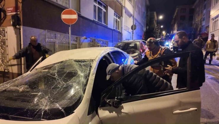 Üsküdar’da kontrolden çıkan otomobil iki araca çarparak takla attı
