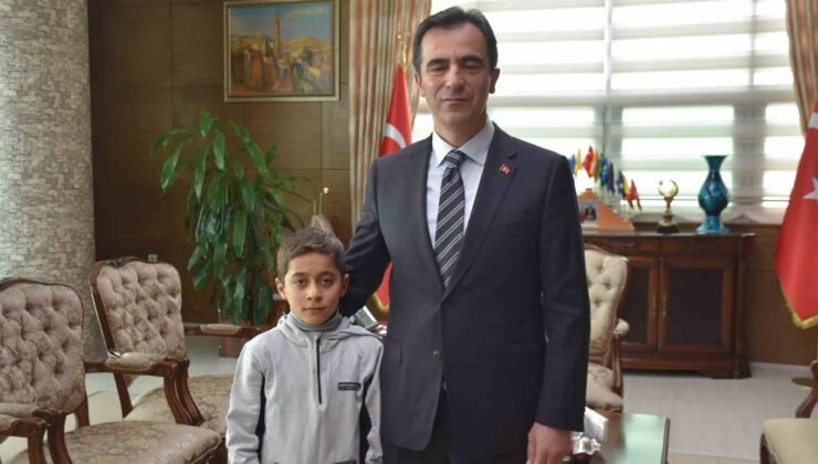 Vali Karakaya’dan kar altında İstiklal Marşı okuyan öğrenciye teşekkür