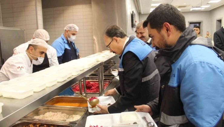 Vali Kızılkaya iftarda madencilerin sofrasında misafir oldu