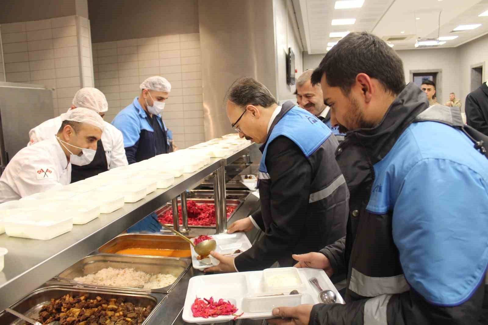 Vali Kızılkaya iftarda madencilerin sofrasında misafir oldu