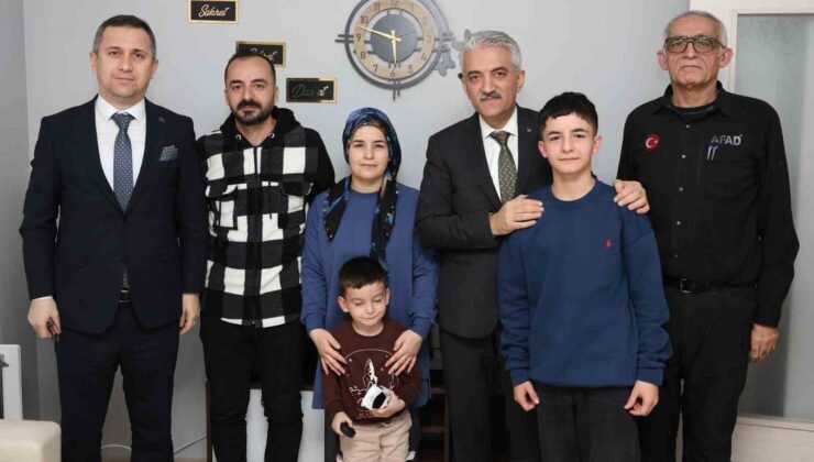 Vali Makas depremzede aile ile buluştu