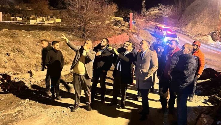 Vali yardımcıları dev kayaların düştüğü bölgede inceleme yaptı