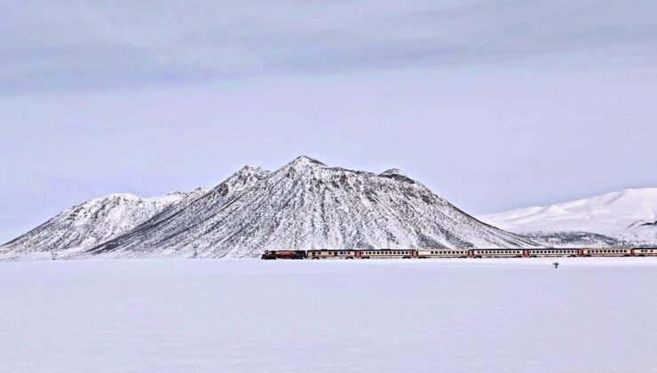 Van Gölü Ekspresi’nin Kirkor Dağı eteklerindeki manzarası hayran bıraktı