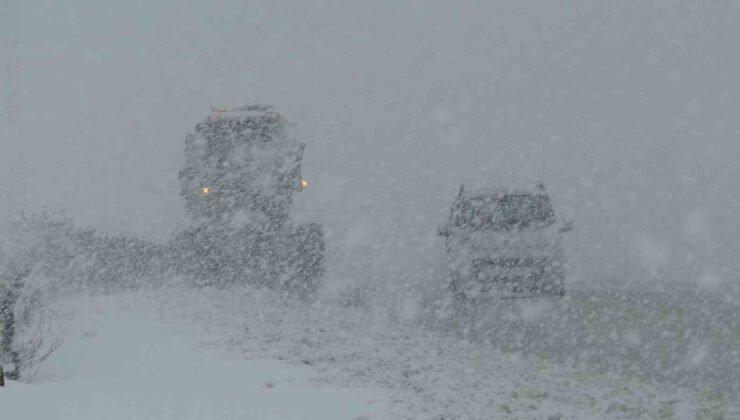 Van Kurubaş Geçidi’nde kar yağışı ve sis etkili oldu
