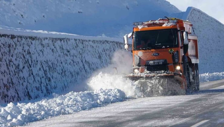 Van’da 390 yerleşim yerinin yolu kardan kapandı