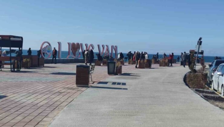 Van’da bahar havası: Vatandaşlar sahile akın etti