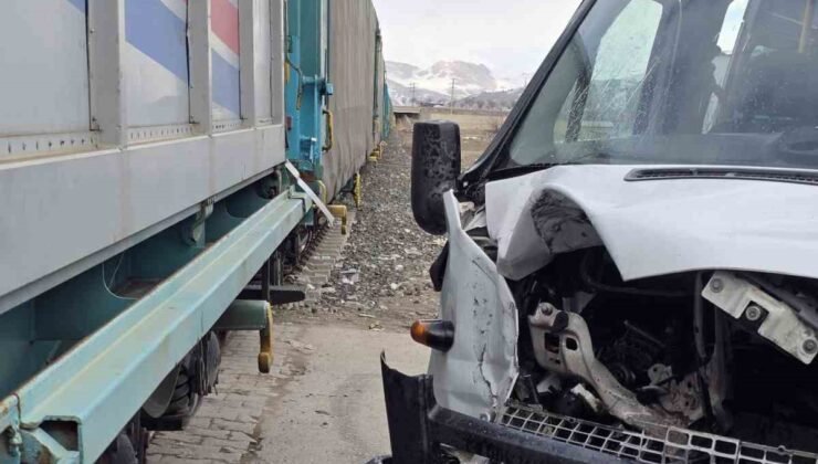 Van’da faciadan dönüldü: Tren ile okul servisi çarpıştı