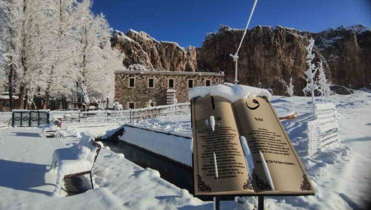 Van’da gece yağan kar kartpostallık manzaralar oluşturdu